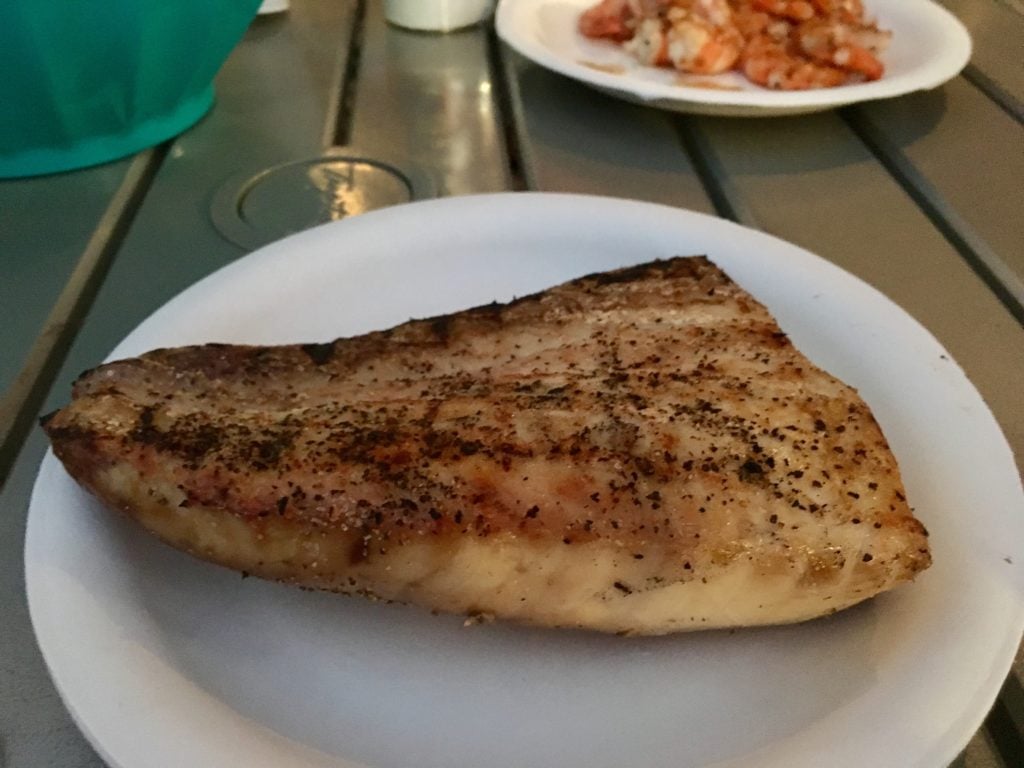 a plate with a grilled Monchong fillet, a traditional hawaiian recipe