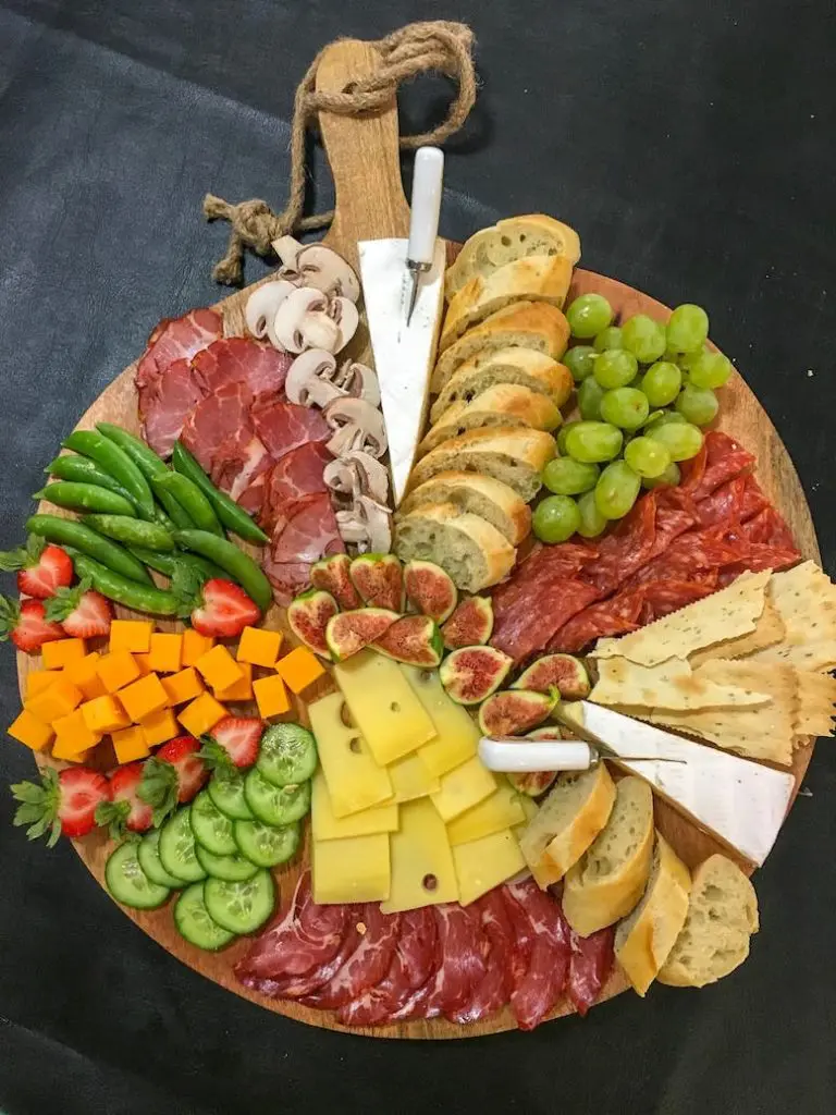 how to make a charcuterie board ingredients Fontina/Cheddar/Blue cheese
Goat/Brie cheese
Asiago/Parmesan/Pecorino cheese
Italian salami
Prosciutto
grapes
strawberries/raspberries
dried figs/pears
crackers/bread sticks
fig spread/jam/honey
