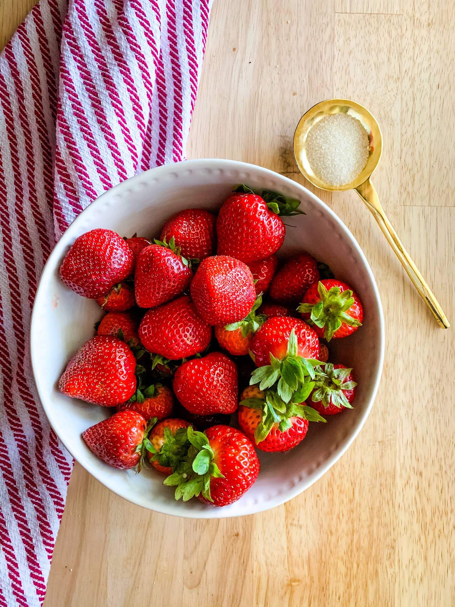 Fresh strawberries in the bowl.