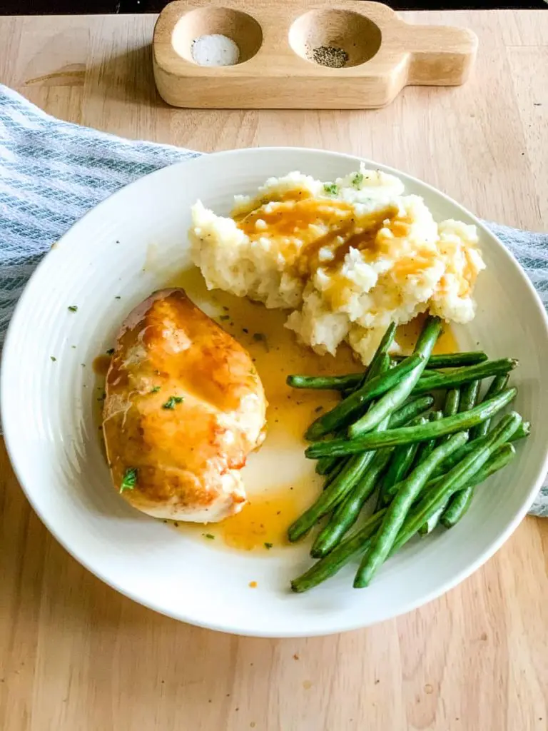 seared chicken with mashed potatoes and green beans