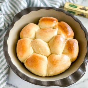a pan of dinner rolls.