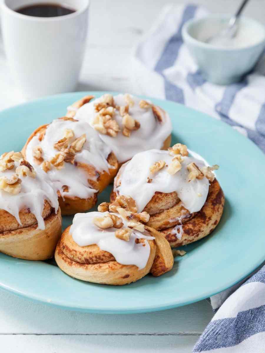 a blue plate of cinnamon rolls ready to serve
