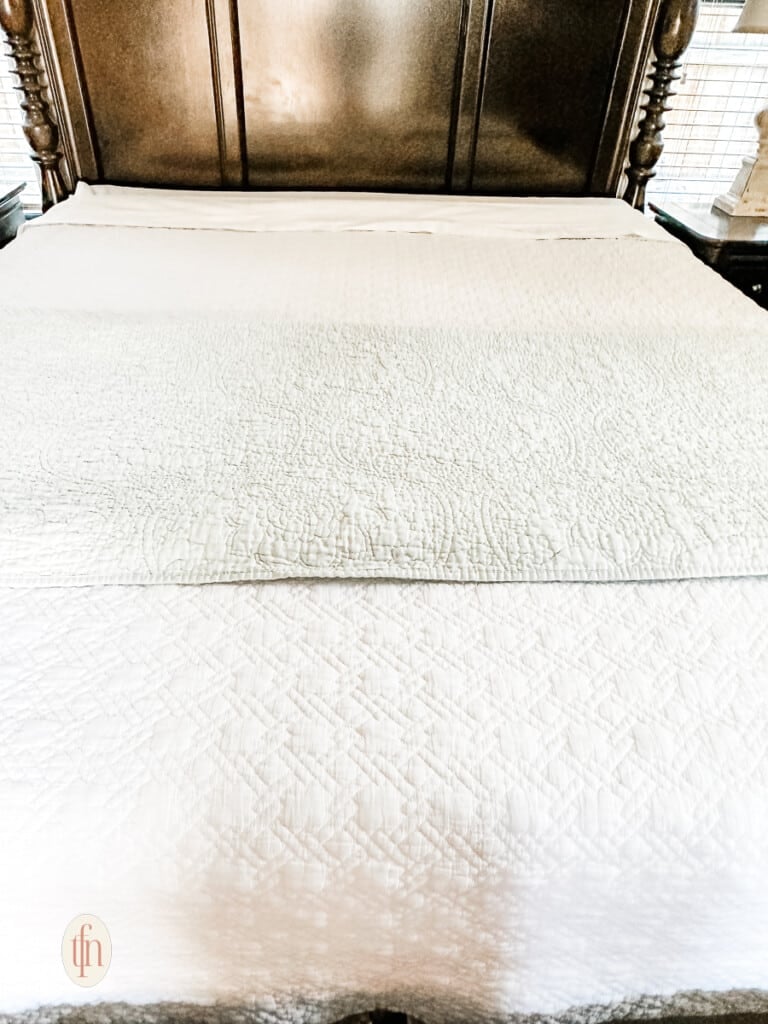 White quilt of layered bedding