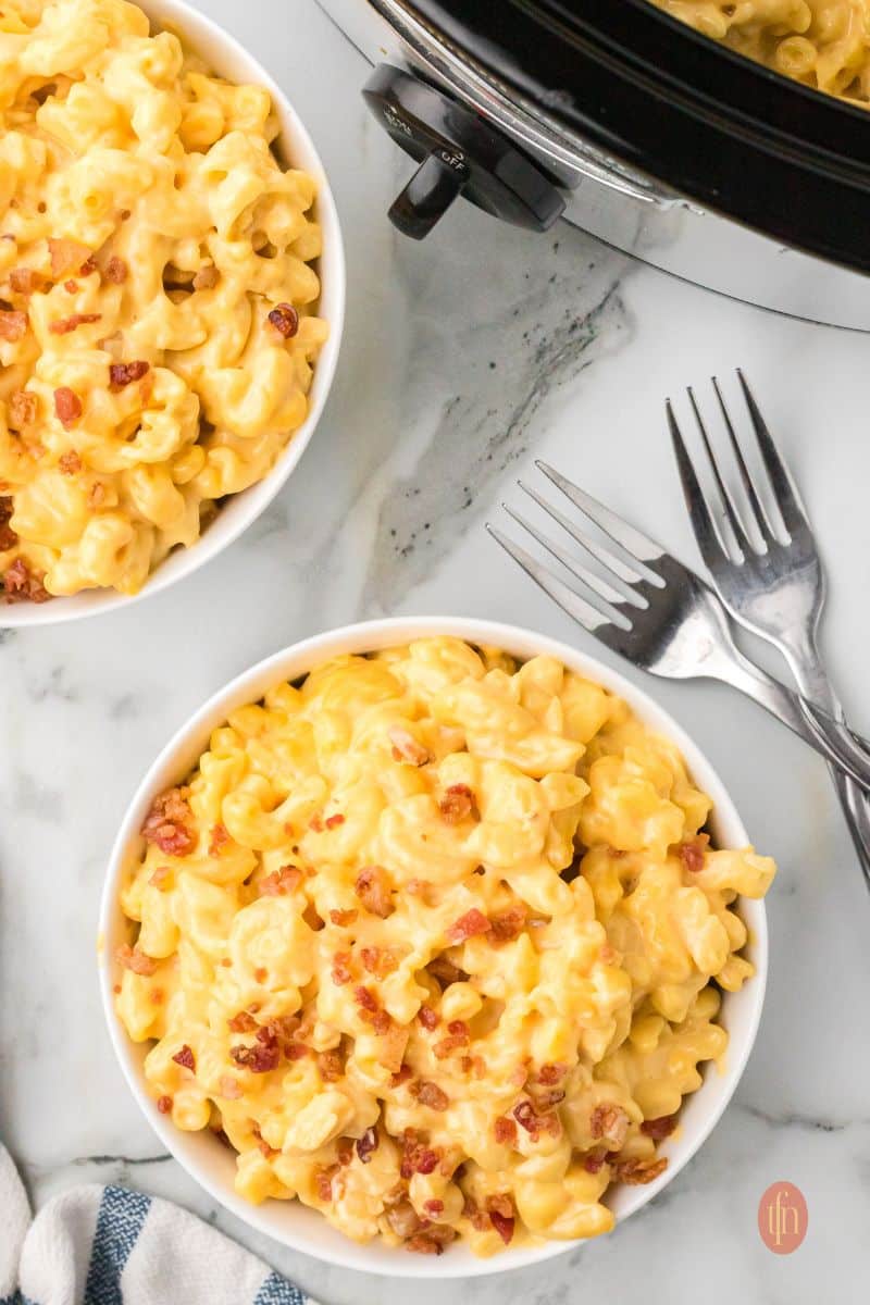 A bowl of mac and cheese with 2 forks.