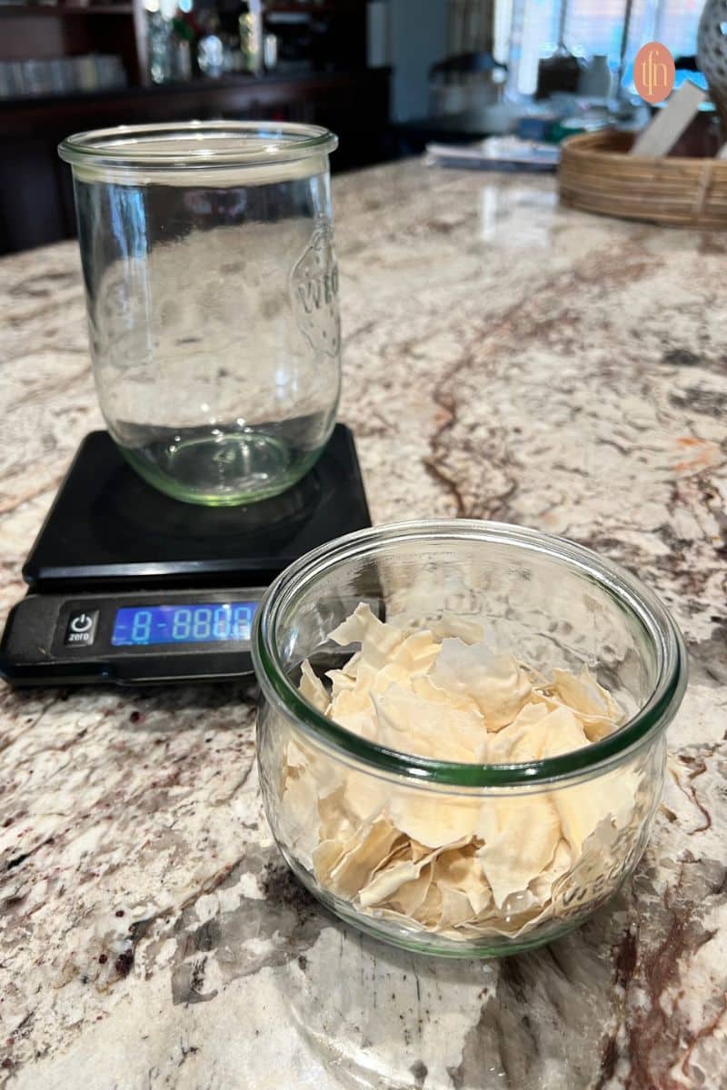 Dehydrated starter in a weck jar and a weck jar on a scale.