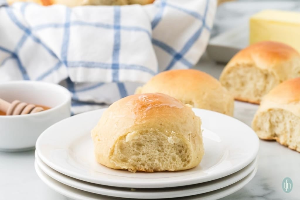a plate of dinner roll.